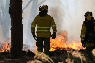 Sapeurs-pompiers luttant contre un incendie en Espagne, mardi. KEYSTONE/EPA/ROMAN RIOS